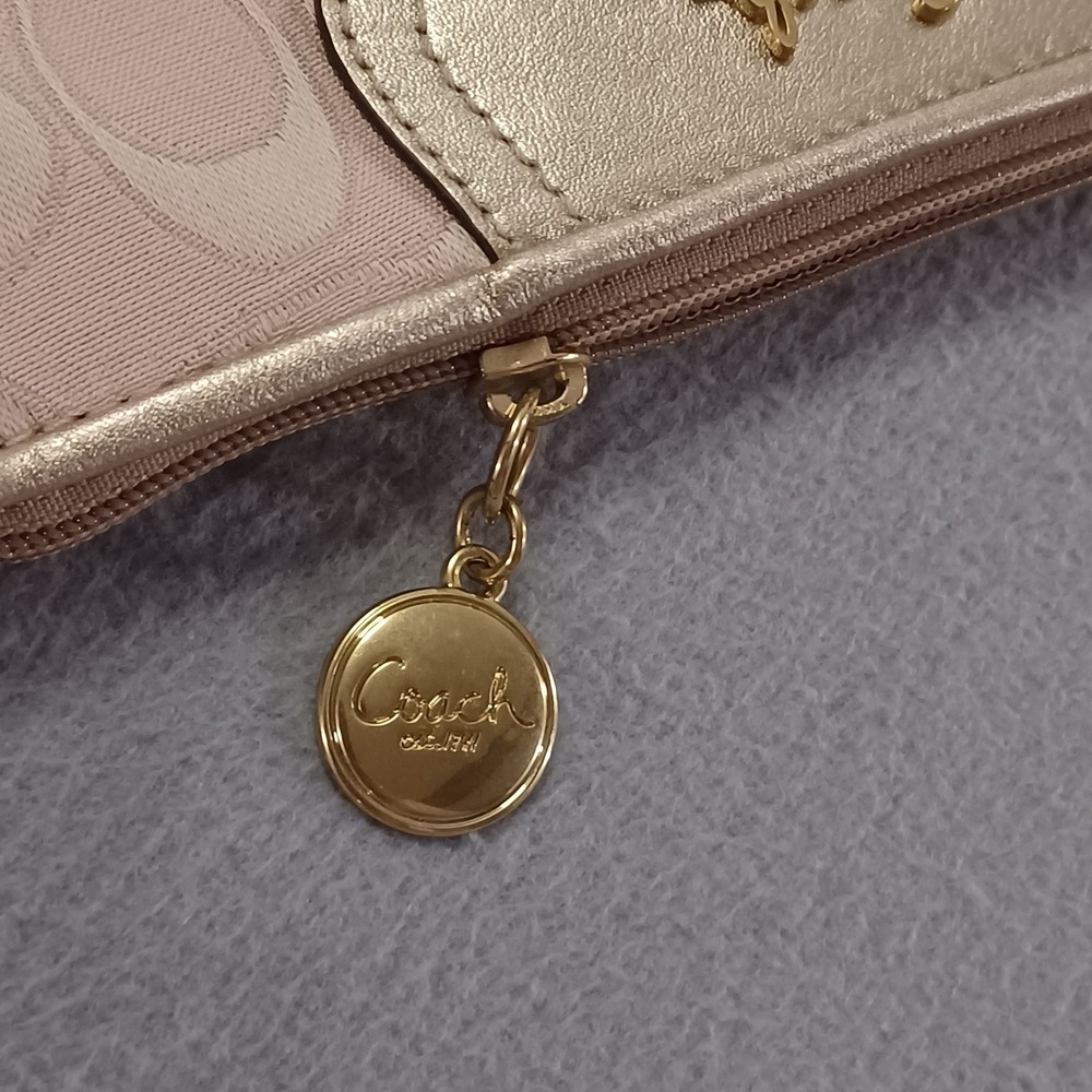 Vintage Coach Wristlet OS Pink Signature C Metallic Gold Trim Pleated Baguette - Picture 5 of 14